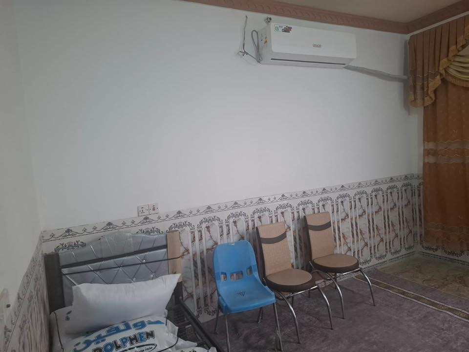 سلام عليكم بيت بحي الامل محتاج طلابً وياي قرب كنطرة السلام  غرفتين وصالة ومطبخ وبيت جاهز ومؤثث من كلشي سبالت جرابي ومطبخ جاهز بس تجيب ملابسك وتجي تسكن موبايل ***********
