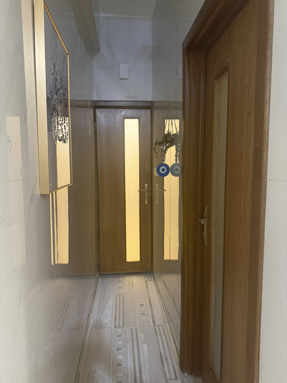 سلام عليكم ….
بعد التحيه الطيبه 
دار للبيع مساحه (60 م) 
بغداد الاعظميه قرب خدمي السريع 
فرع مجاور غزوان العزي قريب سريع جداً

بناء قبل سنه فول 
يتكون 
طابق الارضي مدخلين 
طرمه 
استقبال مطبخ غرفة نوم 🛏️ 
خدمات منور
طابق ثاني غرفتين نوم 🛏️
حولي خدمات 
غرفه ماستر مع باركون 
طابق ثالث غرفه خدمات منور 
بيتونه 
سطح مع غرفه سندويج مخزن 
للاستفسار اكثر *********** 
غير متواجد عل فيس
