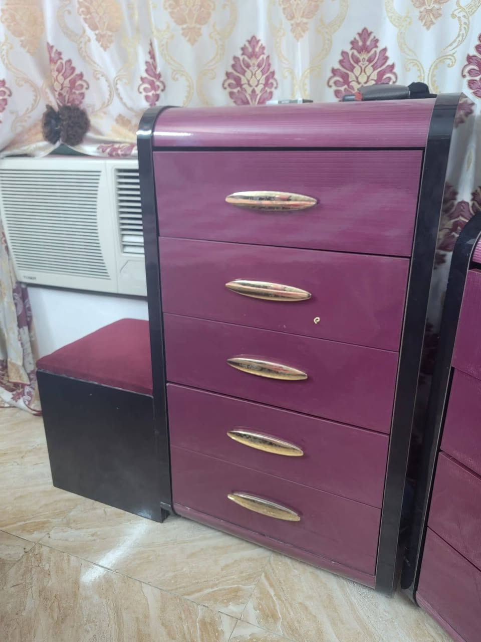 غرفة نوم للبيع 10قطع  مابيها اي ضرر فقط بس جامه ميز تؤاليت  ب700وبيها مجال  ***********
