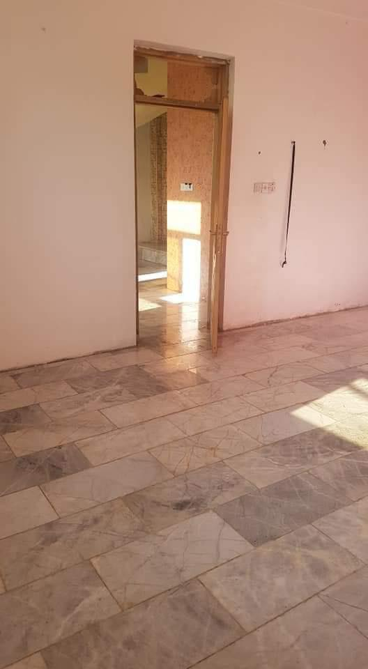 سلام عليكم
شقه حي الصحه الحنانه مقابل مستشفى أمير المؤمنين علي عليه السلام الشقه غرفه + صاله + حمام مساحه٦٠ متر موقعها جدًا مميز ٣ دقايق على شارع الكوفه و١٠دقايق عن مسجد الحنانه 
٣٧٥ وبيها مجال بناء حديث ارض مرمر 
*********** واتساب
