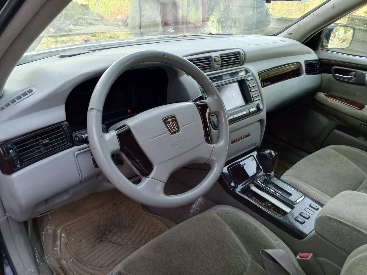 سلام عليكم  ملكه مفحوصه مرور وكمرك    
كرتستال اصل 
ديفور الجبير 
تخم تاير ويل نجمه 
3 دكم تبريد  خلفي 
تحوير نجف. فوك وجوه 
مشط لكزز 
دشبول عارف 
سياره جاهزه مالت جناي. السعر65    مكان الديوانيه***********
