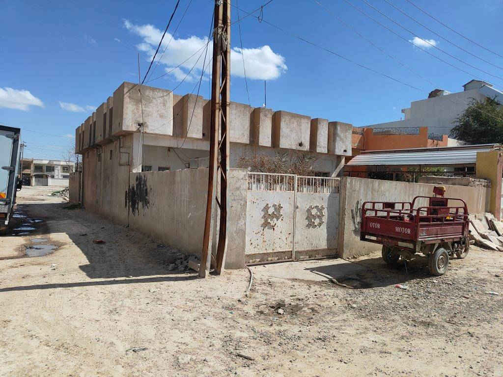 السلام عليكم بيت في حي الشهداء قبل نهاية شارع 2000 ركن مقابل جامع الفلاح مساحته 250 متر طابو ملك صرف مأجر حاليا سعره 105وبيه مجال للتواصل على الهاتف ***********
