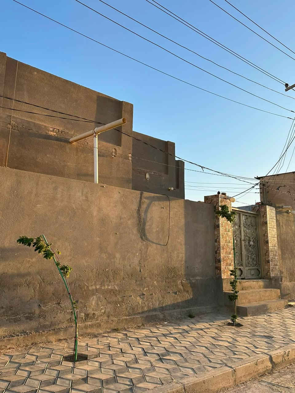 🏡 إعلان بيع دار
للبيع دار سكن 125 متر، ركن على شارعين، موقع ممتاز وخدمات متكاملة.
مميزات الموقع:
📍 مقابل مدرسة.
📍 قريب من صيدلية، مطعم، وأسواق.
✅ تبليط.
✅ ماء.
✅ كهرباء.
✅ مجاري.
✅ أرصفة مقرنصة.
مواصفات الدار:
غرفتان.
صالة.
استقبال.
مطبخ.
حمام.
الأساس كونكريت.
السقف عكادة.
السطح شتايكر كامل.
غرفة بالطابق العلوي (غير مكتملة).
📞 للاستفسار والمعاينة يرجى التواصل على الرقم: (***********).
