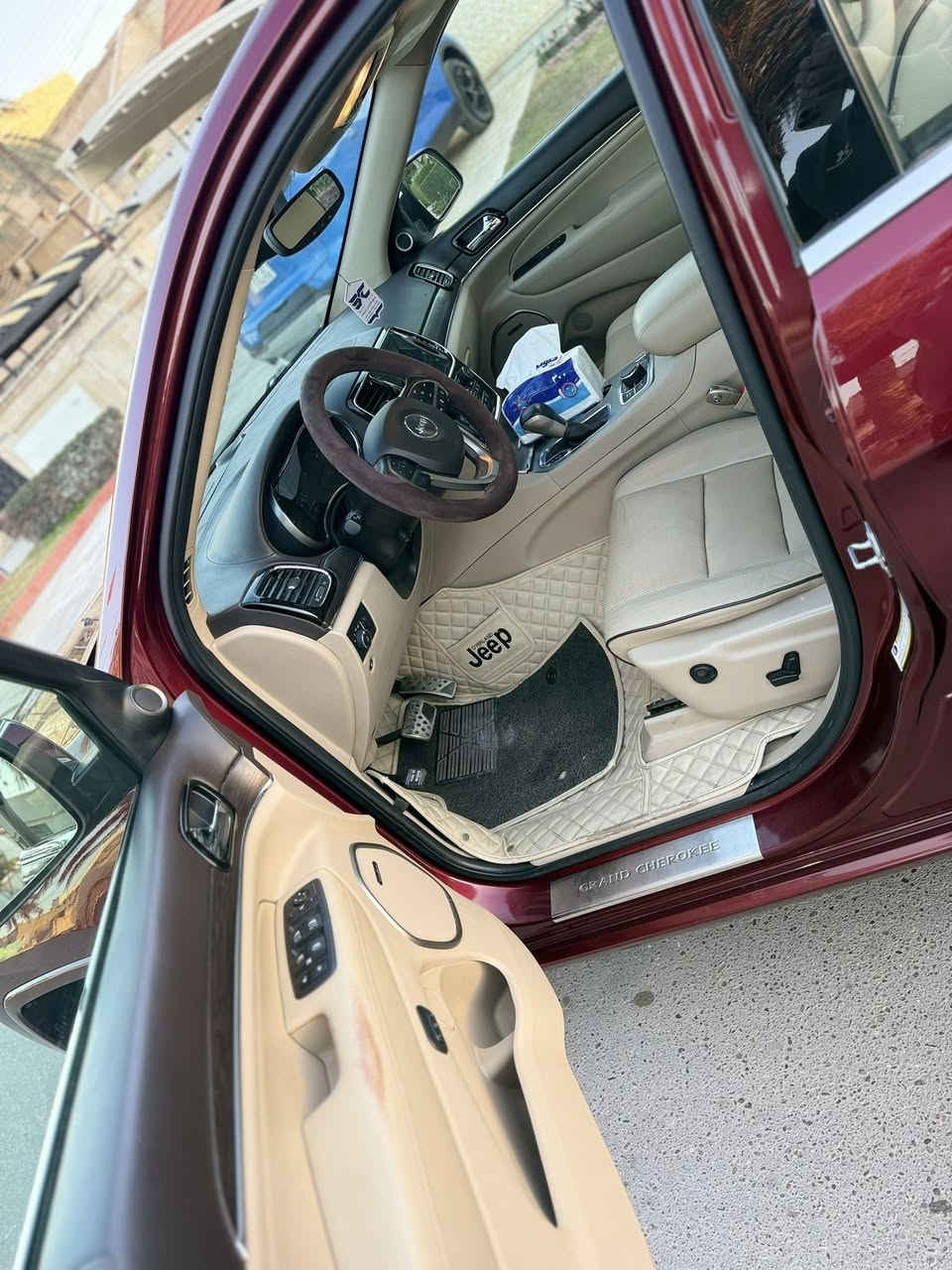 سلام عليكم جيب موديل 2021 وارد امريكي اكلين تايتل اوفر لاند جكات  ماشية 61mi   مكفولة عدة بارد صار بيها هنا صغير  السيارة كلش جديدة او حلوة مابيها نقص برغي 
مكان السيارة بغداد السيدية 
السعر 295 ورقة وبيها مجال 
للاستفسار : ***********
