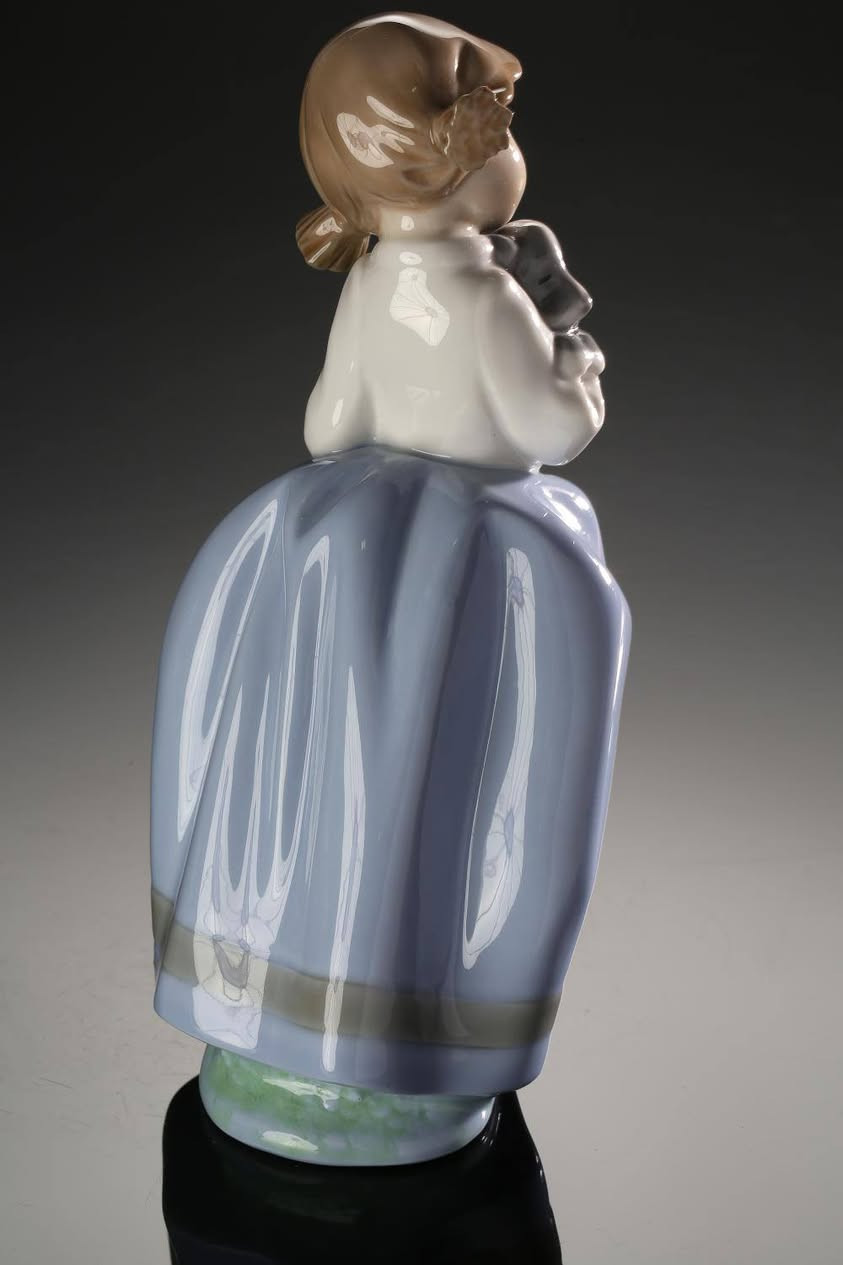 تمثال "ناو من لادرُو: فتاة مع جرو نائم 1029" المصنوع من البورسلين، هو تجسيدٌ دافئٌ للبراءة والسكينة، مُجسّدٌ ببراعةٍ في أجود أنواع البورسلين. تُصوّر هذه القطعة الفنية الرائعة لحظةً خالدةً من الرفقة والحنان، حيث تُصوّر فتاةً صغيرةً تُراقب جروًا نائمًا بسلامٍ في حضنها. المشهد يُعبّر عن الرضا والحب الخالص، ويُثير مشاعر الدفء والحماية.
صُنعت هذه التحفة الفنية بدقة وعناية فائقة تشتهر بها علامة NAO by Lladro، وتُصوّر الفتاة جالسةً في وضعية استرخاء، يعكس مظهرها وتعبيرها رقةً وحنانًا تجاه الجرو النائم. أما الجرو، المُلتفّ في وضعية مريحة، فيجسّد جوهر الهدوء والثقة، مما يُعزّز الرابطة الوثيقة التي تجمع بينهما.

تم تصميم زي الفتاة بألوان هادئة ورقيقة، مع تفاصيل دقيقة تضفي عمقًا وواقعية على القطعة. وقد تم تجسيد ملمس فراء الجرو بدقة متناهية، مما يُبرز المهارة الفنية العالية التي بُذلت في إحياء هذا المشهد. أما اللمسة النهائية اللامعة، المميزة لقطع NAO، فتُبرز ملامح التمثال الرقيقة والجمال الهادئ للحظة التي يُمثلها.

لا تُعدّ "الفتاة مع جروها النائم" مجرد قطعة ديكور، بل هي تجسيدٌ للحبّ غير المشروط واللحظات الهادئة التي تجمع بين طفلة وحيوانها الأليف. إنها بمثابة تذكيرٍ بالبهجة البسيطة والعميقة التي تُضفيها هذه العلاقات على حياتنا. يُشكّل هذا التمثال إضافةً مثاليةً لأي مجموعة، فهو يُناسب أولئك الذين يُقدّرون جمال اللحظات الرقيقة في الحياة والرابطة المميزة بين الإنسان والحيوان.

الأبعاد (الارتفاع × العرض × العمق)
: 7.5 × 3.5 × 3.5 بوصة

الوزن
13.6 أونصة
(السعر 30 ) والتوصيل مجاني ✅️🤍


**إذا كنت صاحب هذا الإعلان وتريد حذفه لأي سبب، رجاءا أرسل رسالة إلى الدعم الفني**