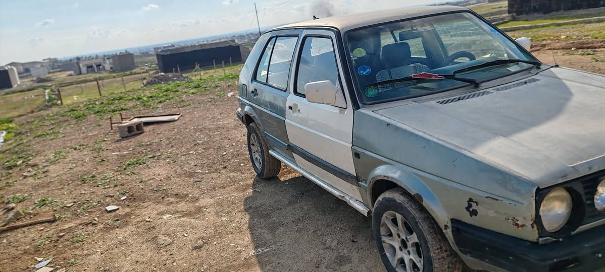 سلام عليكم
فوكس واكن جيته  18 بي مجال قليل 
راقم كركوك انكليزي لحد 2031 جديد
محرك بلادي 5نمرا
كهربائيات كلها شغال
لايتات ناصي وعالي رباعي كامل  شغال
اربعة تايرات جديد.
سيارة بدون حادث
عنوان كركوك شوراو
***********
***********
