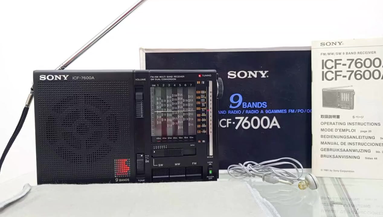 من نوادر اجهزه اليابانيه 
سوني ICF-7600A
انتاج اليابان 1981
جهاز على وضع الشركة مع جميع ملحقاتها 
جهاز 9 موجات
سحب ونقاوه صوت خرافي
يعمل بطاريات 4 قلم و محوله 6 فولت 
للاستفسار مراسلة الصفحه 
او الاتصال ‏‪***********‬‏
