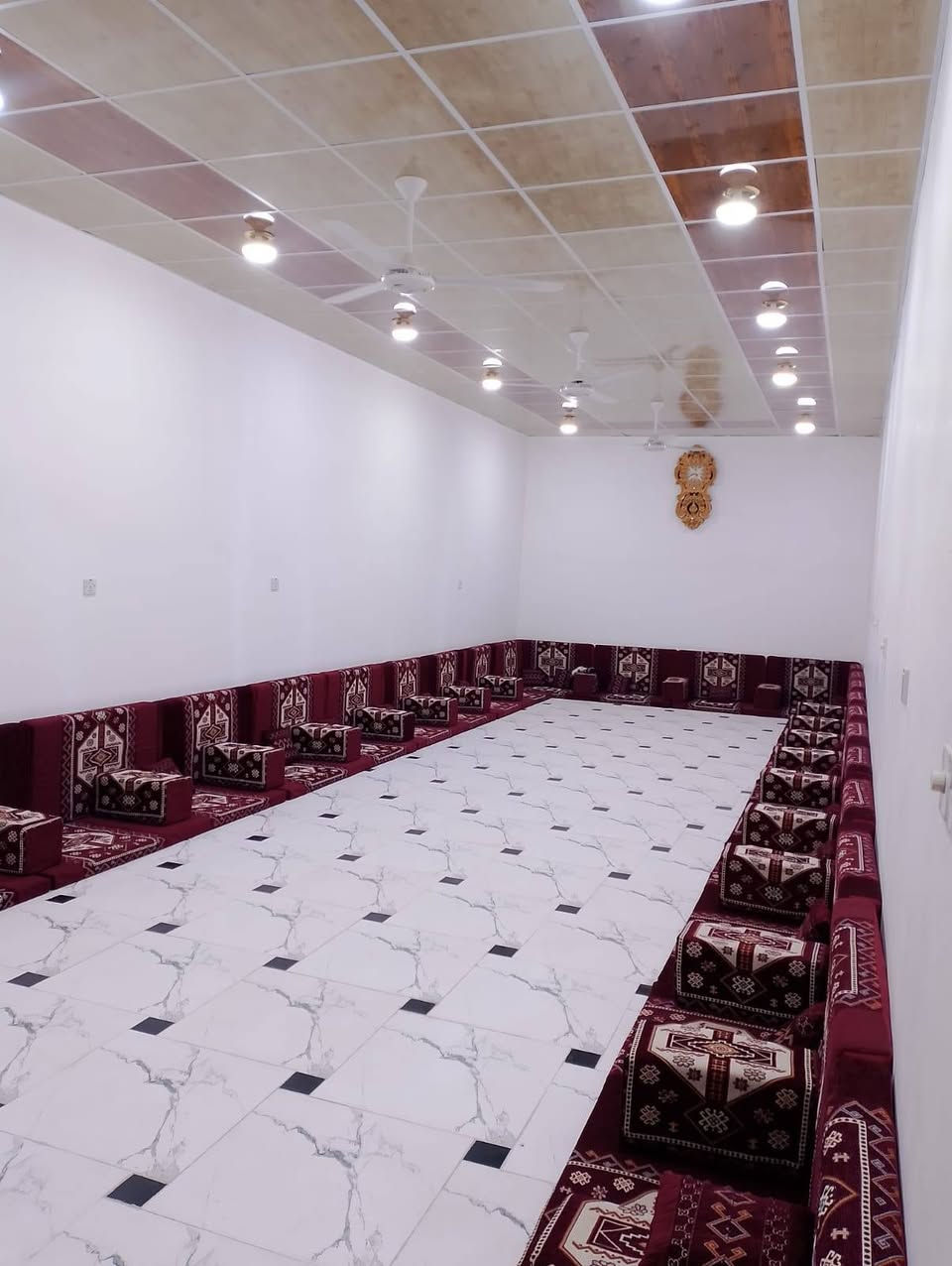 بيت مساحه ٣٦٠ متر زراعي الاسكان صناعي قرب مدرسه الحريه ع شارع تبليط تجاري  بناء بلوك صب كونكريت
يحتوي ع محلات اثنين تجاريات  غرفتين وصالتين ومطبخ ودوانيه ٤ في ١٤ وصحيات داخليه 
نواقص لبيت مطبخ ودرج عوزهن سراميك  الشراي فقط يتصل ***********
