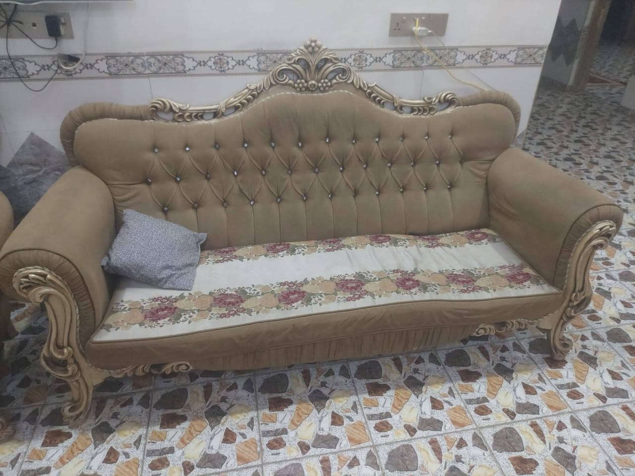 سلام عليكم تخم للبيع رئاسي مستخدم نضيف جدا عشر مقاعد سعره 550وبيه مجال  ***********
