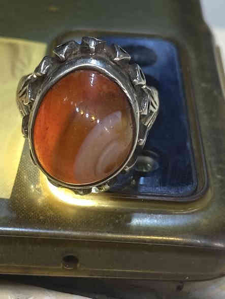 خاتم سليماني قديم احمر سعره 100 السكن بغداد ***********
