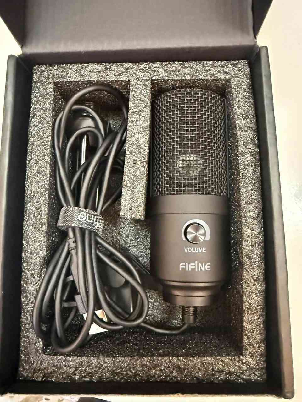مايك fifine الغني عن التعريف k669 صوت عالي النقاوه سلس جداً يرهم بودكاست او للكيمينك وغيرها يحتوي نظام عزل قوي جدا ومفلتر كبس جديد مامستخدم ابد وياها قاعده (ستاند) منفذ تايب سي ويحتوي على عجلة تحكم بمستوى الصوت وزر ميوت لمس السعر 25 الف وعندي توصيل لجميع محافظات العراق للاستفسار المراسله او الاتصال على 
الواتساب ***********
