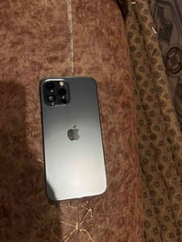 12 برو ماكس  بطارية 77  ذاكرة 256  ما مفتوح  فقط بي رطوبه بلكامره وبيه...