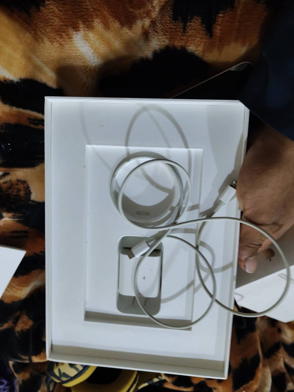 سلام عليكم
ايباد 9 البيع
ذاكره 64
جهاز مكفول ما مفتوح ع الفحص 
بطاريه لايباد 88
لو 89
السعر 250وبيه مجال بسيط 
+سماعه محيطيه وياه 
كامل ملحقاته لايباد 
عنواني النجف حي نداء شارع مجمع قنبر
***********
***********
