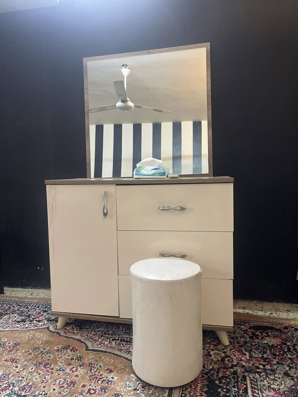 ميز تواليت + مراية+مجرات خزن ، بيهم مجر ومجرات خزن، اللون خشبي مع أبيض.
للبيع بحالة جديدة، مستخدمات استخدام خفيف تقريبًا سنتين غرفه شخص واحد جانت.
ما بيهم أي عيب، عدا ميز التواليت مثل ما موضح بالصورة.

السعر: 350
قابل للتفاوض للجادين فقط


**إذا كنت صاحب هذا الإعلان وتريد حذفه لأي سبب، رجاءا أرسل رسالة إلى الدعم الفني**