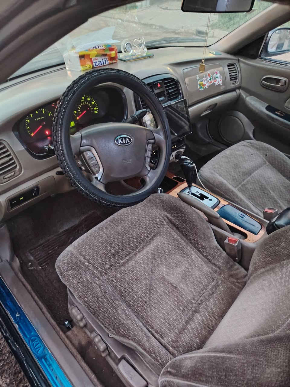 كيا اوبتما 2001 6 سلندر بيه نضام موفر بانزين يعني ماتصرف ابد  لسياره كلشي بيه شغال تبريد . كهربائيات . ريمون سنتر لك كير مكينه بلادي . بس لكشر مالته يرادله شويه ترتيب وتكحيل مصبوغه حزام فقط ومابيه اي ضربه بلاديه رايده ب60. لمكان بغداد لبياع .***********
