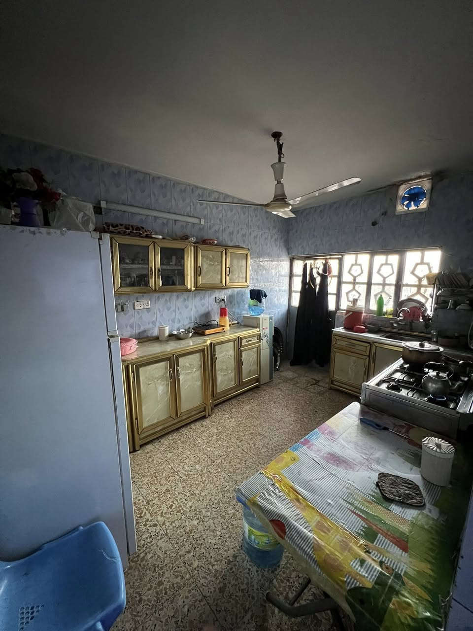 سلام عليكم دار البيع المساحه 200 طابقين  جاهز من كلشي بس جيب غراضك وكعد الموقع السبعتالاف قرب المدارس جديده تفاصيل البيت .. ربع غرف نوم  . عدد صالات ٢ عدد صحيات ٣  حوش كبير  الستفسار . ***********
