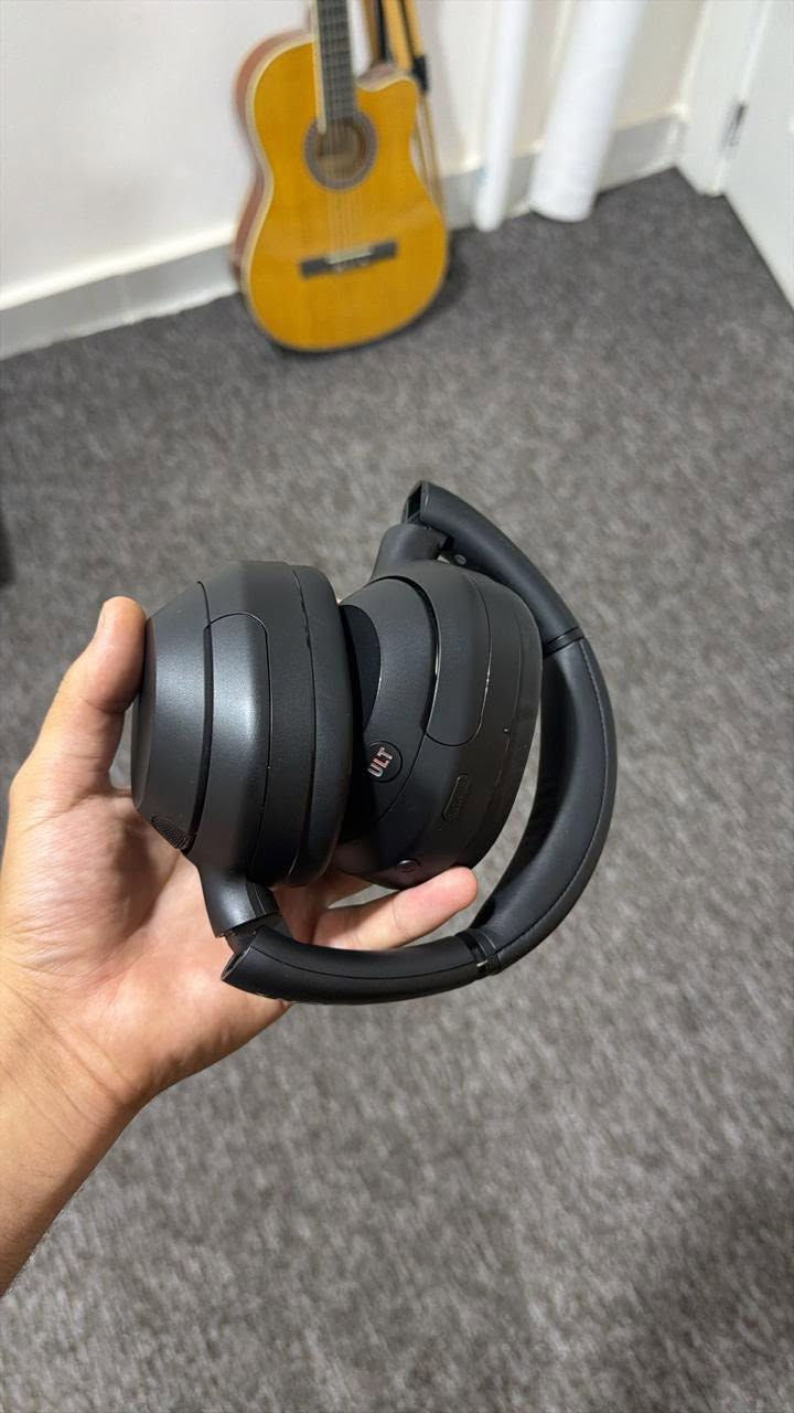 سماعة Sony ULT WEAR الأصلية (بحالة ممتازة/جديدة) 🔥🎧
عشاق البيس القوي والصوت السينمائي المحيطي! لاتفوتكم هالسماعة الرهيبة من سوني. إذا كنت من جماعة المونتاج، صناعة المحتوى، أو بس تحب تعزل نفسك وتعيش ويا الموسيقى والأفلام بصوت نقي وباص (Bass) يزلزل، هذي السماعة هي اختيارك المثالي.
✨ أهم المميزات:
 زر ULT Button: بضغطة زر وحدة راح تنقلك لعالم ثاني من البيس العميق والقوي (بيها مستويين للـ Bass).
 إلغاء ضوضاء فعال (ANC): عزل احترافي يفصلك عن المحيط تماماً بفضل معالج سوني المتطور.
 بطارية عملاقة: يوصل تشغيلها لحد 30 ساعة مع تشغيل العزل، وتدعم الشحن السريع.
 راحة تامة: التصميم مريح جداً على الأذن ومثالي للاستخدام الطويل بدون تعب. 
 
السماعه جديدة جداً اخذتها استخدمتها فتره قصيره  

السعر 250 وبيها مجال علماً الي بالسوك 350 

عنواني كربلاء 

 للتواصل ‭٠٧٨٦ ٩٢٨ ٧٥١١‬ او خاص
