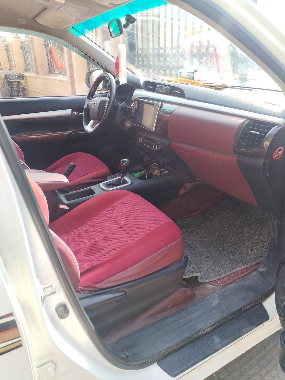 السلام عليكم
فلاونزه اوتماتيك 2016 كويتي سياره كفاله عامه 
ما عده بارد قليل يم باب العبري 
رقم انكليزي باسمي تحويل ثاني يوم 
السعر 225 وبيه مجال حك الجيه ***********
