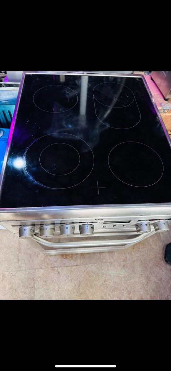 طباخ كهربائي مع فرن باله اوربي استعمال كلش قليل باله العنوان كوفه حي ميسان شارع البواري ***********
