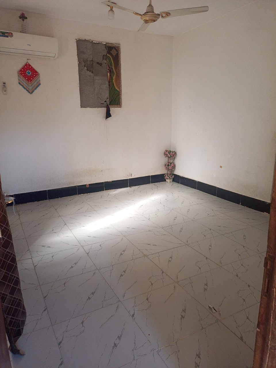 السلام عليكم. بيت للبيع  مكان كوت حي الجوادين المساحه 165
***********
