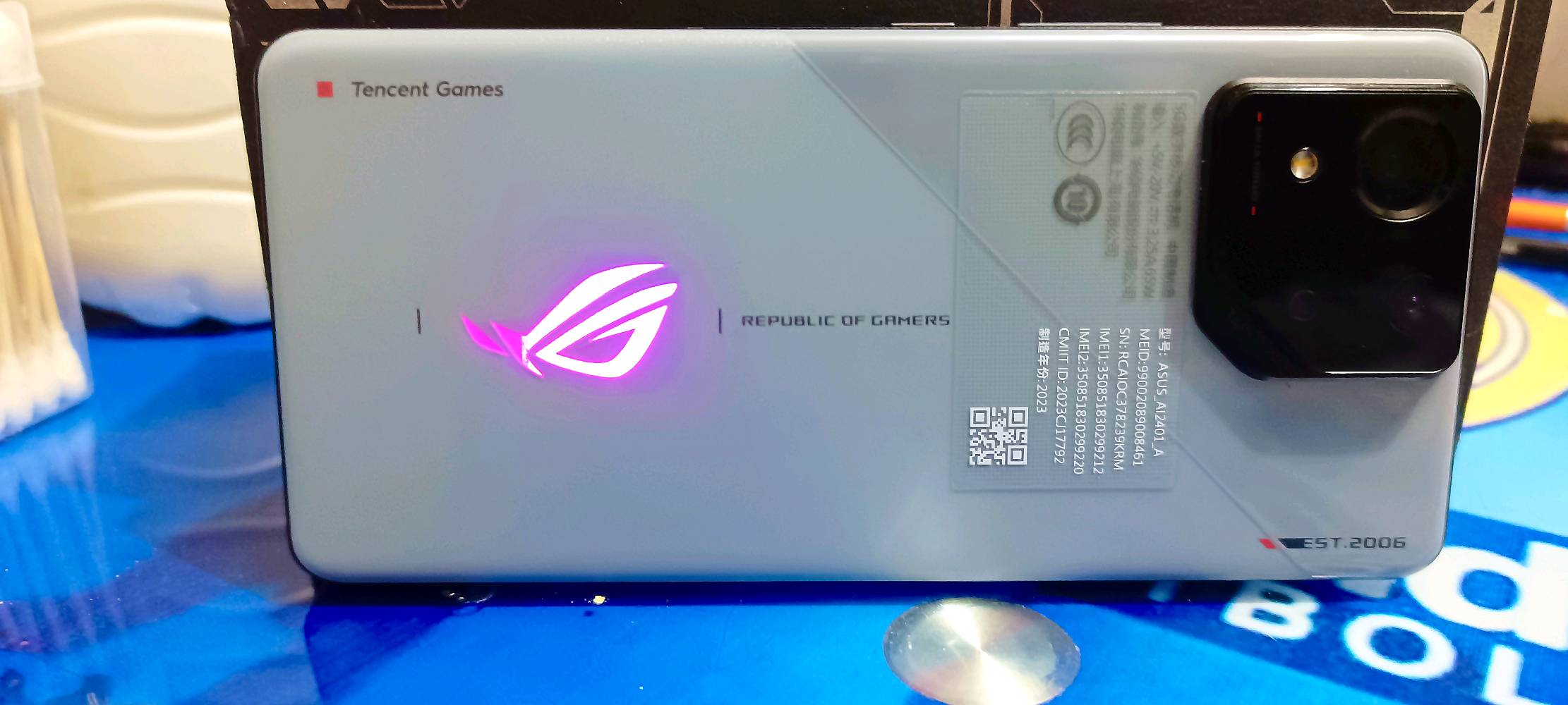 السلام عليكم شباب، متوفر للبيع هاتف Asus ROG Phone 8🔥

 الجهاز غني عن التعريف، أقوى جهاز للالعاب وبحالة ممتازة جداً🔥

المواصفات الأساسية للجهاز:

المعالج: Snapdragon 8 Gen 3 معالج خارق بتردد 3.3GH ومزود بمعالج رسوميات Adreno 750  (يشغل أقوى الألعاب بأعلى دقة وسلاسة 120 فريم وبدون أي لاك)🔥

الذاكرة العشوائية (RAM): 16GB (أداء سريع جداً بالتنقل بين التطبيقات والالعاب الثقيلة)🔥

ذاكرة التخزين: 256GB🔥

الشاشة: AMOLED بتردد 165Hz بصمة مدمجه بلشاشه + بصمه وجة (سلاسة خيالية واستجابة سريعة جداً باللعب)🔥

النظام: أندرويد 14 (أحدث إصدار)🔥

البطارية: 5500mAh 65 wوتدعم الشحن اللاسلكي السريع🔥

الصوت: سماعات ستيريو محيطية مجسمة ونقية جداً🔥
الكامرة : فويه جدا تصوير 8k ٣٠ فريم وال4K ٦٠ فريم 🔥

ملحقات ونظافة الجهاز:

الجهاز نظيف جداً وأخو الجديد (مثل ما موضح بصورة النظام)🔥

[ويا كارتونته والشاحن الاصلي ].

السعر: [ قيم بما يرضي الله ] (اني العام اشتريته بمليون و ٤٠٠).
المكان: بغداد / [ حي الجهاد/ حي الاساتذه].

المتواجدين والشراية الي يعرفون قيمة هذا الوحش، الي يحب يستفسر يراسلني خاص أو يتصل على الرقم: [ ***********
*********** ].
متوفر واتساب أيضا
شنو السعة بالضبط: 12/256 لو 16/512 لو غيرها؟: 
256/16
الجهاز شكد مستخدم وهل بيه أي خدوش أو عيوب غير اللي باين بالصور؟: 
مابي اي شخط جدا نضيف
منوهو الموقع مالتك وين بالضبط حتى نرتب الاستلام، وتوفر توصيل لو بس يد بيد؟: 
مكاني بغداد حي الجهاد حي الاساتذه 
هل الجهاز مفتوح/مكفول بالكامل لو بيه صيانة أو تبديل قطع من قبل؟: 
ابد ممفتوح مكفول
السعر النهائي شكد؟ وشنو مجال المراوس إذا أكو؟: 
قيم بما يرضي الله 1000000