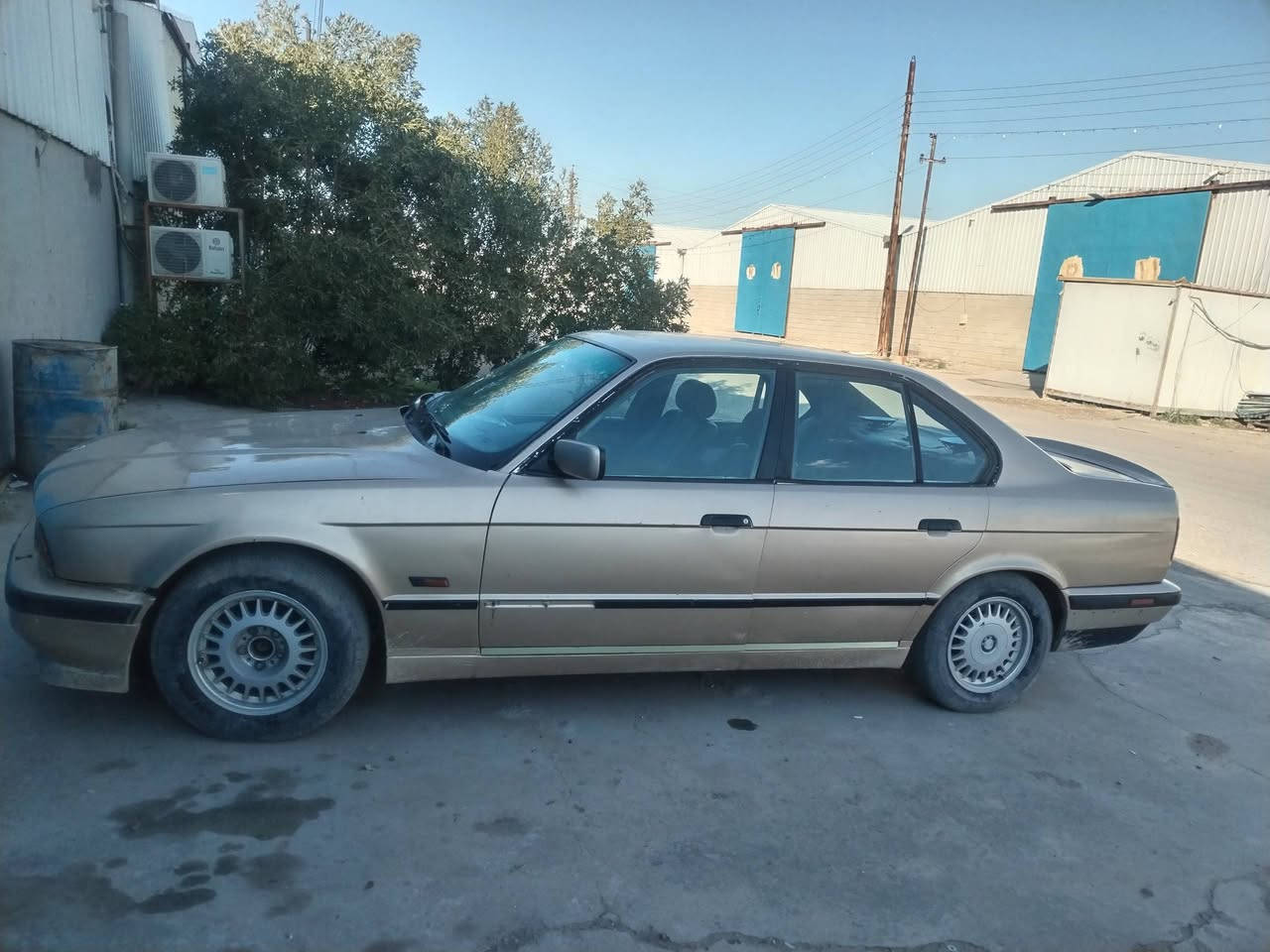 السلام عليكم
السيارة BMW موديل 1992

سيارة جاهزة وشغاله نضافة الكشر ممتاز

كير عادي متتاز

مكينه ممتاز

رقمها انبار 

ابيع كوم حديد 

الكون صاحب السيارة من اشتريتها منه صارت وياه مشكلة و مموجود  ابيع كوم حديد الشراي هلا بي العنوان بغداد الدوره

***********
