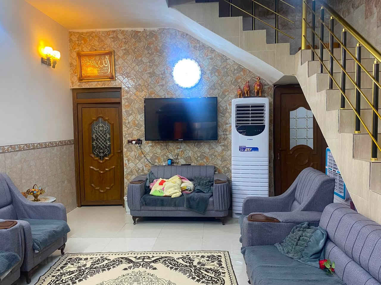 دار للبيع حي عدن خلف بنزين خانه اويل 

مساحه : 125متر واجهه 5 متر 

محتويات الدار 
طابق اول :كرج مطبخ استقبال صحيات 
غرفه نوم واحد 
طابق الثاني: غرفه نوم هول صحيات

السند: طابو صرف باسم شخص واحد
——————————————————-
للاستفسار اتصال ع رقم 
***********
