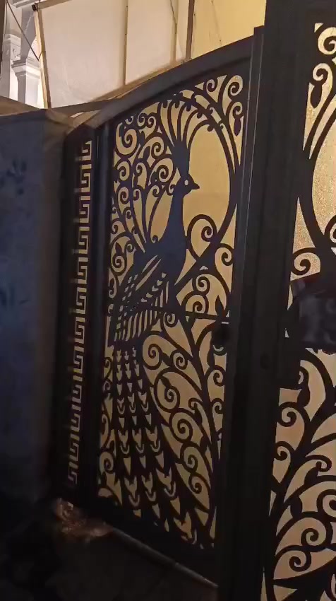 السلام عليكم من رخصة الادمن بيت طابق ثاني للإيجار الطالبية قرب إدارة واقتصاد يحتوي غرفتين نوم واستقبال وحولي  ومطبخ معزول بالكامل كما موضح بالمقطع الفيديو مساحة ١٢٠م إيجارة ٦٠٠ للاستفسار الاتصال على الرقم ***********
