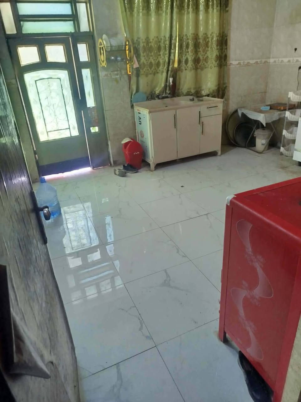 مناسب جدا 
دار سكن بناء 2016
قرب تقاطع حي الصدر والسياسين جهة حي الشهداء الثاني عن التقاطع 150 متر..
مساحة 200 متر طابقين 
الطابق الاول غرفتين وصاله ومطبخ وصحيات عدد 3 وبراني وكراج والطابق الثاني غرفتين وصالة وصحيات..
البناء كونكريت وأساس عالي عن الشارع..
بسعر 130 مليون حر غير مطلوب 
البيت فارغ حالياً وجاهز للسكن من يوم البيع 
للاستفسار 
***********
***********
