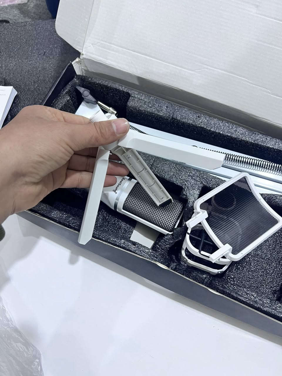 مايك احترافي للبيع قيم سعره وبالعافيه عليك اصلي مال أمزون كامل كل ملحقاته
***********
