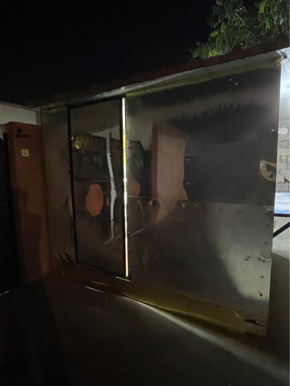 كشك فلافل ويرهم كلشي سقف سندويج ارتفاع مترين وعرض مترين مستلزمات وغراض لفلافل كلها وياه ومغلف كابون الاصلي ويحتوي على رفين وبريمز وساحبه واجهيه جام سعره 850 وبيه مجال المكان نهايه الشعله منطقه الدهله *********** بغداد, العراق
