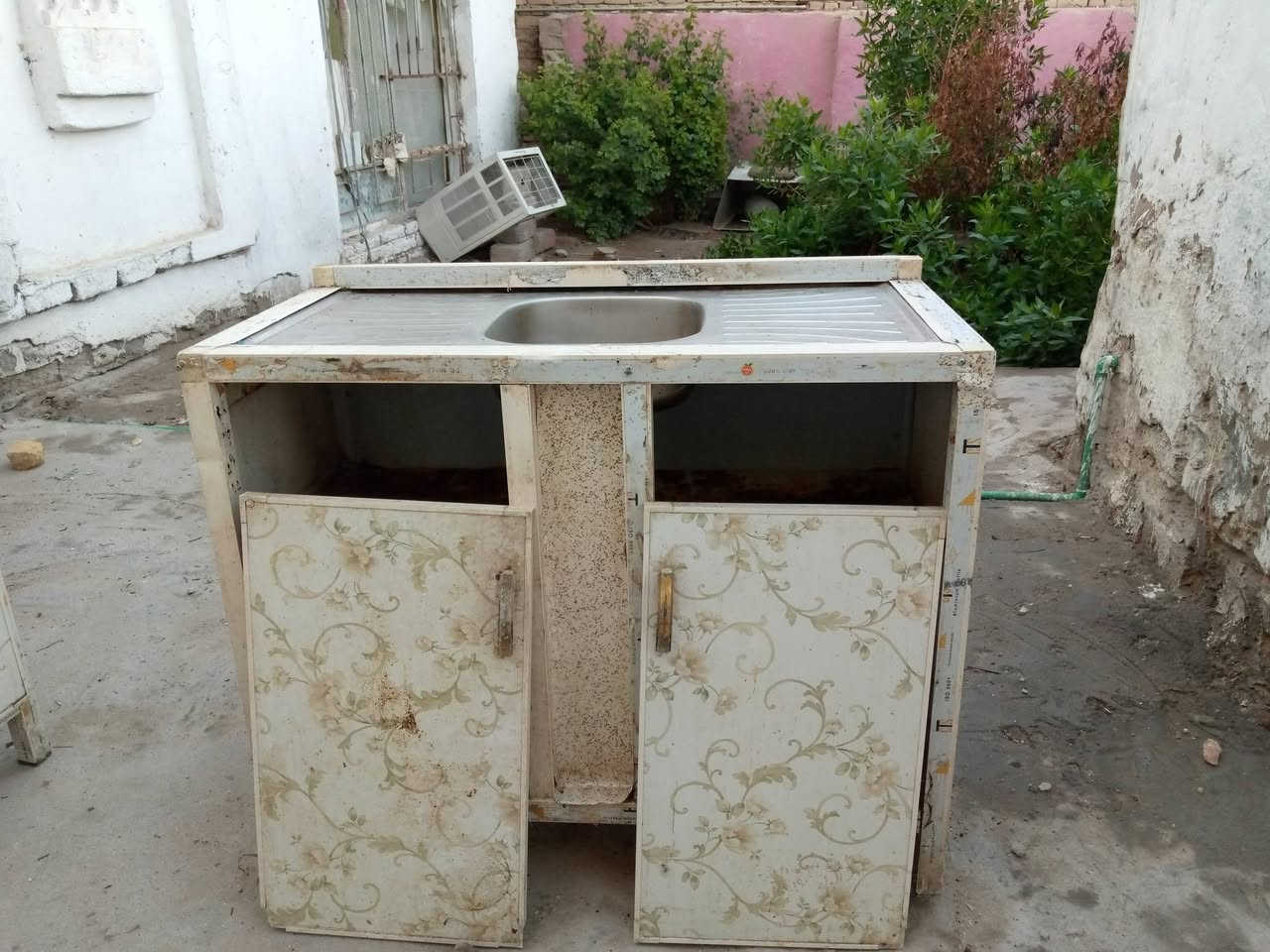 كاونتر وسنك مع كاونتر خانتين ماصورته نسيته 4 قطع مستعمله السعر 175 مكاني ناصرية حي الشهداء شارع النص واتس اب ***********
