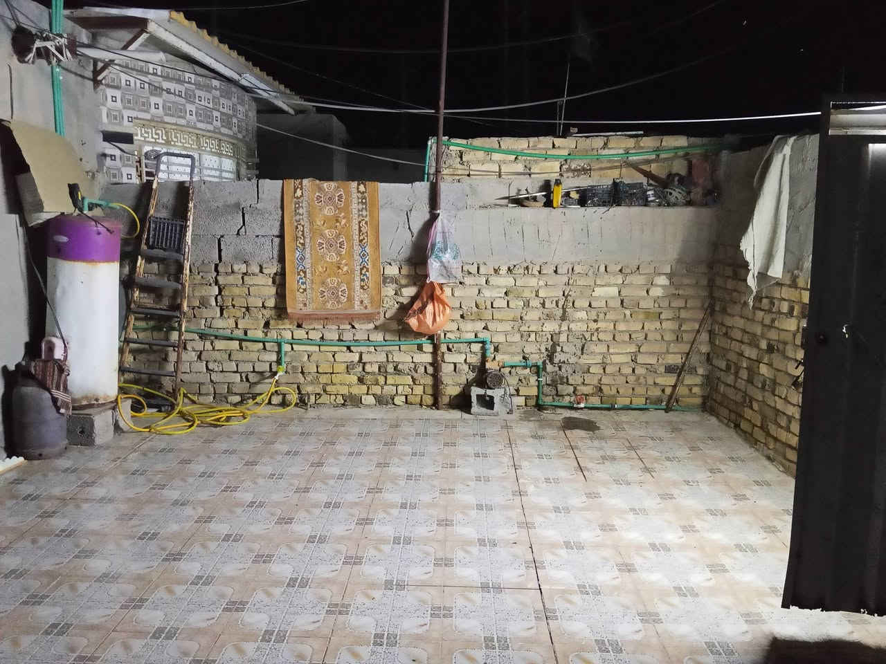 سلام عليكم بيت منطقة ال حمدنزلة شيخ سامي بين المولده وبيت الشيخ صايرمجاري عامه للشارع ماءشرط بدون ماطورمتكون من غرفه وصاله بناءقديم واستقبال ومطبخ وصحيات خارجيه بناءطابوق جديديعني المقدمه مبنيه جديدومؤخرة البيت قديم وفيه مساحه متروكه لغرفه ثانيه ومنورالمساحه 300/السعر30مليون للاستفسارالاتصال على ***********/***********
