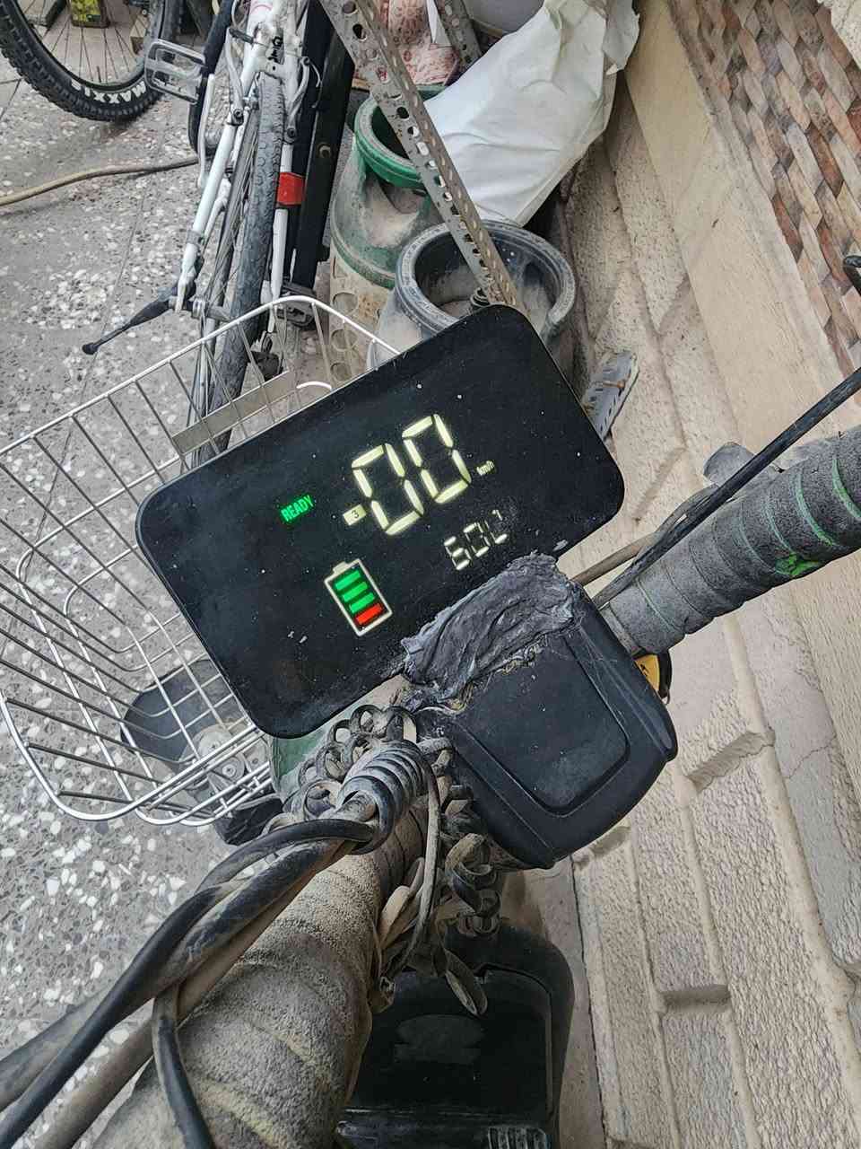 دراجة شحن نوع HIS نظام 5 بطاريات للبيع ب100 الف و بيهة مجال قليل ..
الدراجة شغالة و تمشي بس بطاريات شبه منتهية و نقص ذراع و صينية و النظافة مثل ما موضحة بالصور .. العنوان بغداد / حي الحسين للتواصل *********** .. لا يوجد توصيل
