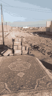 يا الله السلام عليكم بيت بالحميديه بشارع سيد عوده بيت مساحه 100 متر ساندويتش سقف ماله بس البيت كلش نظيف 17 وبه مجال ***********
