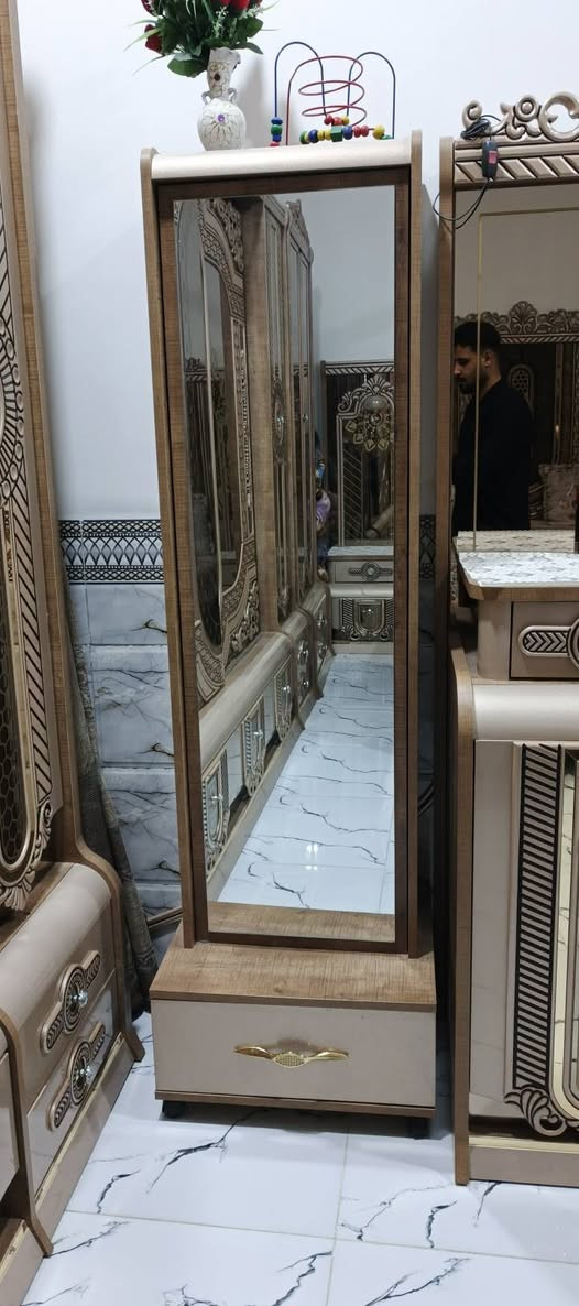 غرفة نوع مستعمله قليل جديده حيل بلايلونها 11قطعه نوع تركي اصلي نوع الخشب HDF  بيها اناره داخليه غرفه نضافه وفخامه جدا عاليا ترهم للعرسان لجدد السعر3مليون وبيها مجال
رقم الهاتف (***********_***********
