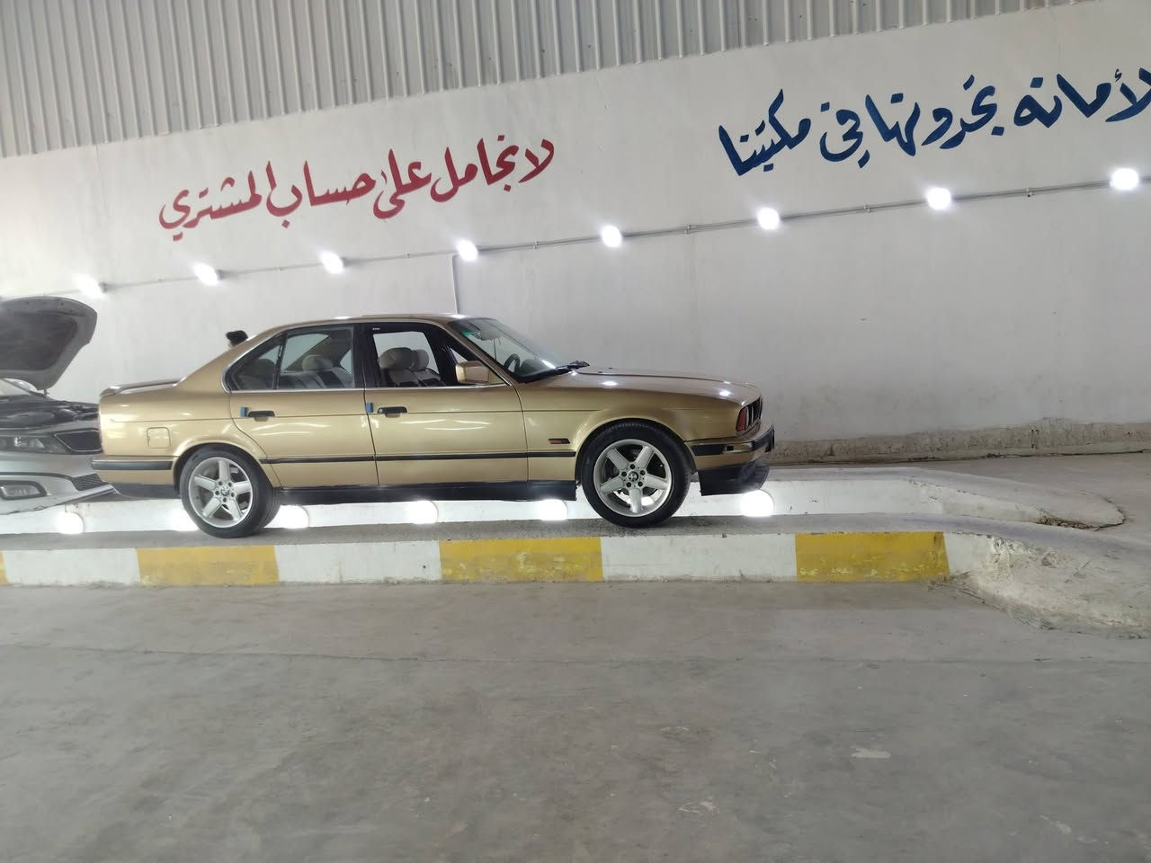 للبيع بي ام دبليو ذهبي 525 مكينه مفتوح كير اوتو موديل 89
سياره جديده بدون نقص جاهزه 
مصبوغه عام جماليه صبغ درجه اولى 
بدون خياسات 
كهربائات وضع شركه بدون جطلات وكلشي شغال 
 وحماوه ثابته 
رقم بغداد وهزه جديده وسنويه لل٢٠٣١.
داخل قرفه حلوه كلش 
تخم تاير وويل جديد 
صدر امامي خلفي جديدطسه ناعمه كلش 
مكاني ناصريه سديناويه 
السعر 40وبيها مجال للطيبين 
الشراي يتصل ***********/0781633102
