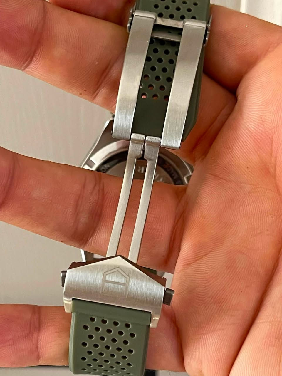 سلام عليكم ساعة ماركة TAG Heuer
بتصميم رياضي كجول و عسكري مميز 

ساعة حجم 44  محرك كرونو غراف 

ستوب بوج 

جامة ياقوت ضد خدوش

ساعة وكالة غير مستخدم دبل كوارتز ميل ماطور سنتر ثواني منفصل سناتر كله شغال وقت جدا دقيق 

عرض منفذ تاريخ ارقام اميال المنيوس مضي ليلي 

قفل فراشة اصلي سير ربر مريح بلادي قفل بلادي 

ساعة ما مستخدمة ابد سنل ستيل ب كامل ضد ماء 

وزن ثقيل كولتي جدا جدا عالي سوبر 

عنواني بغداد الدورة يوجد توصيل بغداد ولكل العراق 

***********

