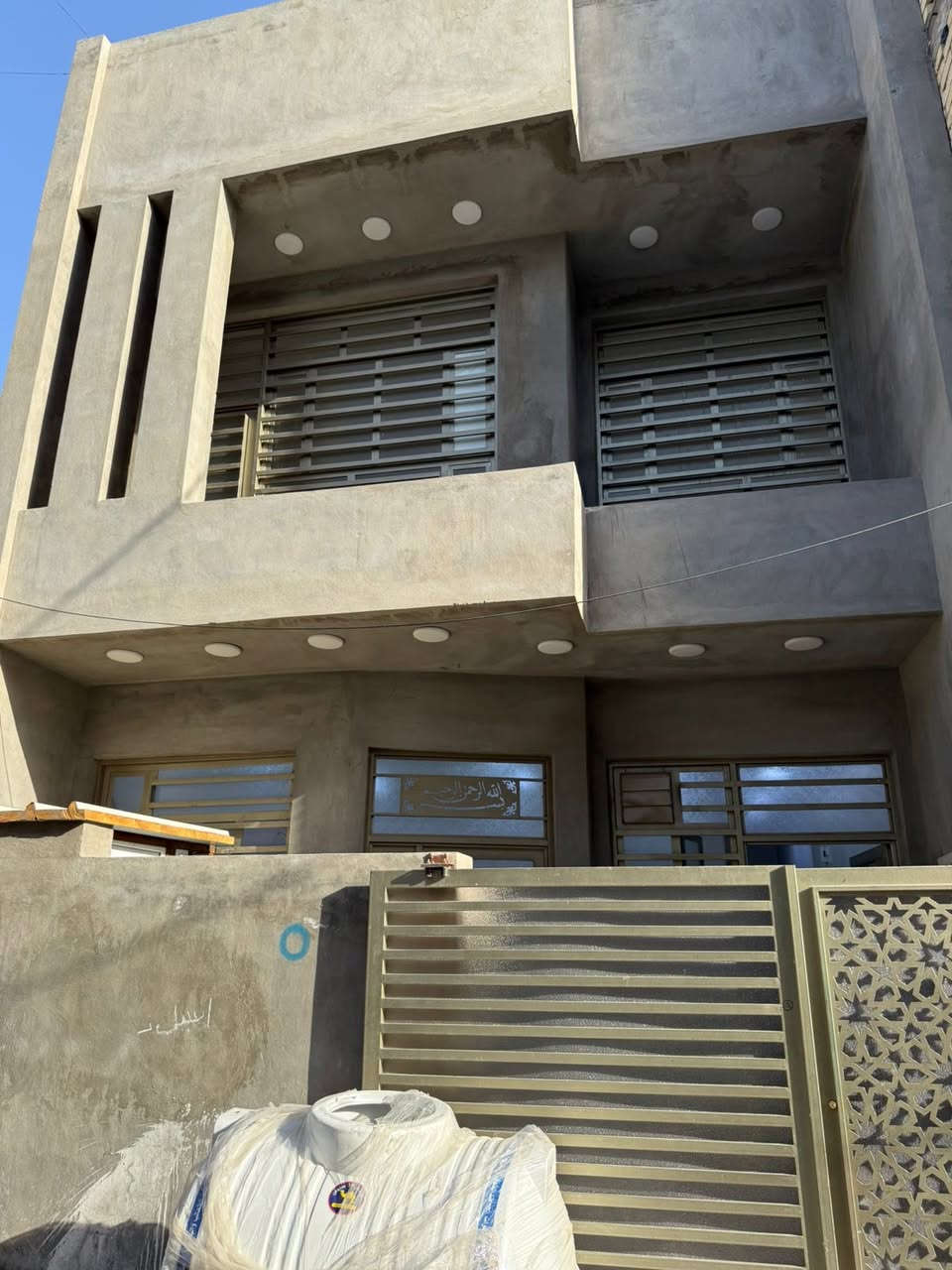 السلام عليكم بيت للايجار ب المهديه الثالثه ١٠٠ متر  طابقين الطابق الاول صالة ومطبخ وغرفه جبيره وصحيات الطابق الثاني غرفتين كبار وصحياة للاستفسار ***********
