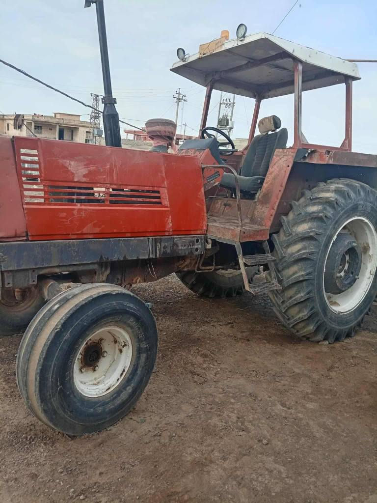 فيات وسط حجم ١١٥ رقم واسط محرك وكير واكسن وهودرليك كله شرط تايرات اربع جدد جاهز من جميع النواحي للعمل ما تصرف عليه دينار مكان التركتر ناحية ربيعة  للاستفسار الاتصال بالرقم ***********
