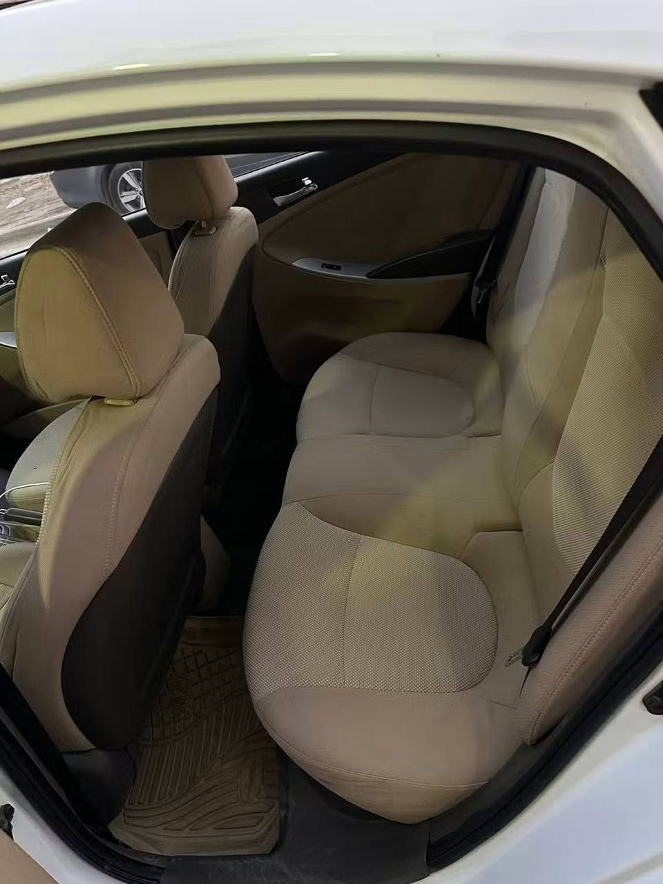 اكسنت موديل ٢٠١٥
وارد خليجي محرك ١٦٠٠ دوش المرغوب 

السياره ماشية ١٠٠،٠٠٠ الف وقابل لزيادة

السياره ما ناقصها اي شيء صرفيه السياره كلش جيدة 

كلشي بالسياره مكفول مابيه نقص 
بس مكان صغير بارد .
مكان السياره الانبار الرمادي 

سعر السيارة  115$
قابله للتفاوض
للتواصل الاتصال فقط على رقم الهاتف ادناه
***********
