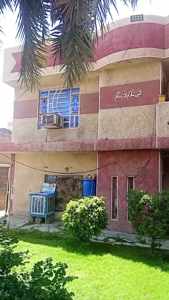 بيت طابو صرف المساحة 337 ونص/ الواجه 11 وربع/ والنزال 30 
المكان/  بغداد /الكماليه -شارع الجامع-قرب عماره دبي
سعر المتر مليون قفل 
للاستفسار على الرقم ***********
