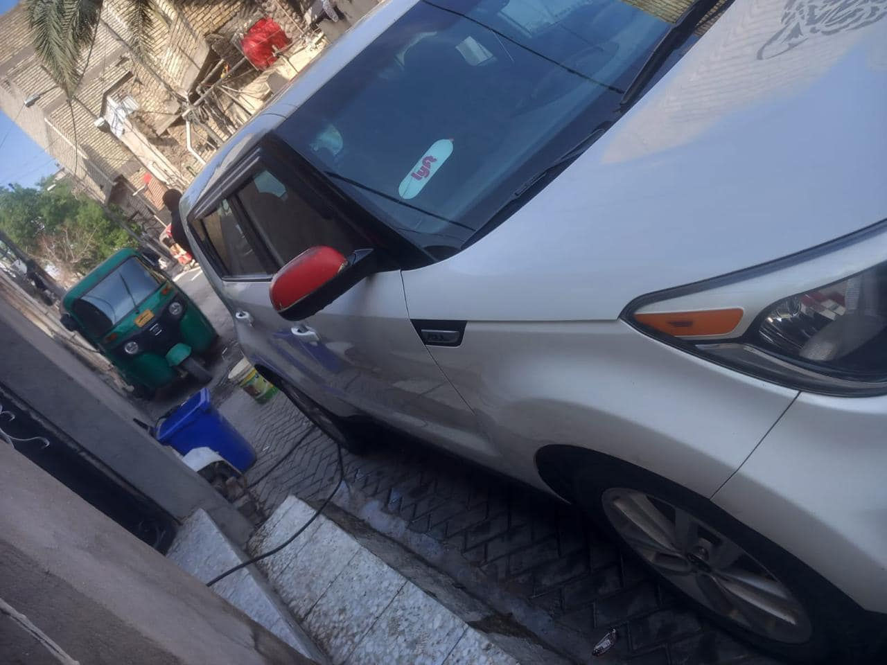 السلام عليكم سيارة كيا صول موديل ١٨ مكينة gdi2000 حادثها جاملغ خلفي الايمن وتبديل باب الخلفي الايمن مكفوله البجم والايرباك باتري وتخم تايرات جديد ماشية ١٠٠ سعرها ١٢٠$ للتواصل واتساب ***********
