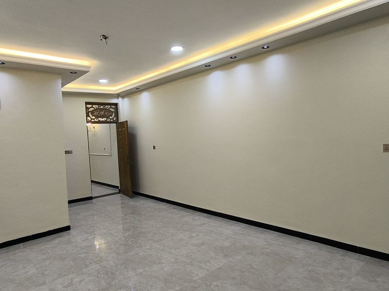 🏡 للدار البيع🏡
📍 الموقع: الغزالية شارع المشجر – مربع تازه
عرض الشارع ١٢ متر 
📏 المساحة: ١٠٠ متر
🏠  طابقين وبيتونه 
وصطحين 🌟
✨ الديكور: حديث جداً ومصمم بذوق عالي
🚪 دخول البيت من جهتين — ممر واستقبال 
🔧 البيت جاهز للسكن 
السعر 230 وبي مجال 

📞 للاستفسار: ***********
