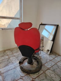 كرسي حلاقه للبيع شرط ما بي شي السعر 70 وبي مجال للاستفسار اتصل على هذا...