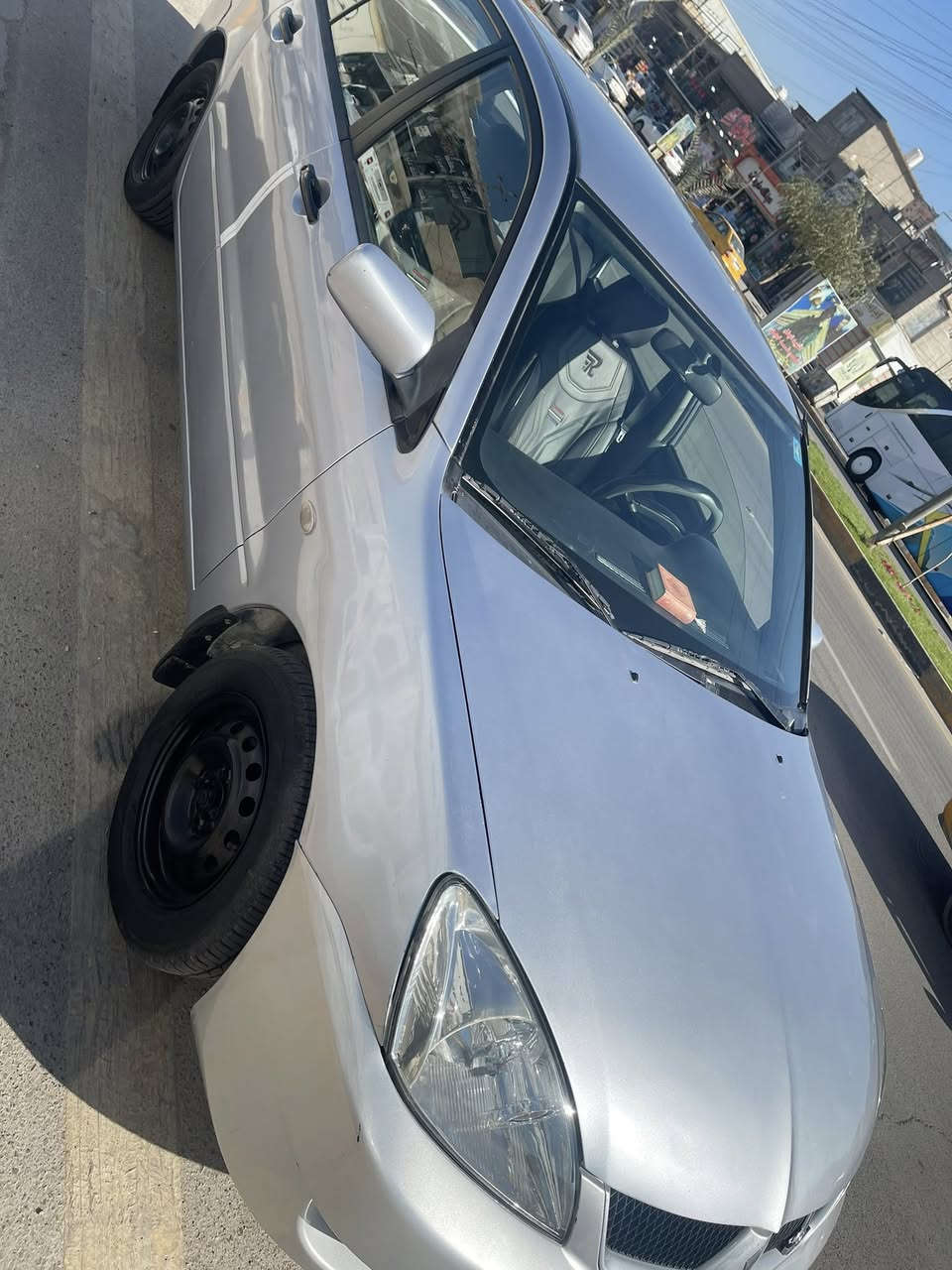 السلام عليكم 
للبيع لانسر موديل 2006
محرك 1500 قبق اسود 
محرك وكير خير من الله  
مصبوغة عام للجمالية 
تبريد شغال وكهربائيات كلها شغالة ودوشمة جلد وغرفتها نظيفة السعر 70 وبيها مجال قليل 
موقعها بغداد / الزعفرانية 
للاستفسار / ***********
