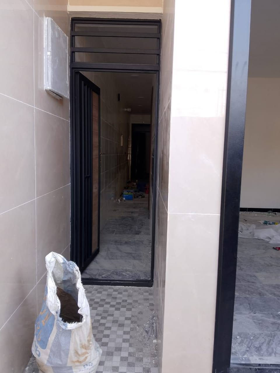 السلام عليكم.. بيت للبيع منطقه الشعب شارع عدن شارع 20 م مساحه 100م واجهه 5نزال 20 بيت فول موصفات واجهه مرمر مدخلين طرمه  خدمات خارجيه استقبال حولي منور وغرفه مطبخ طابق ثاني غرفين   مع خدمات استفسار مكتب الياس للعقار بادارة ابو علي *********** واتساب 
*********** اتصال
