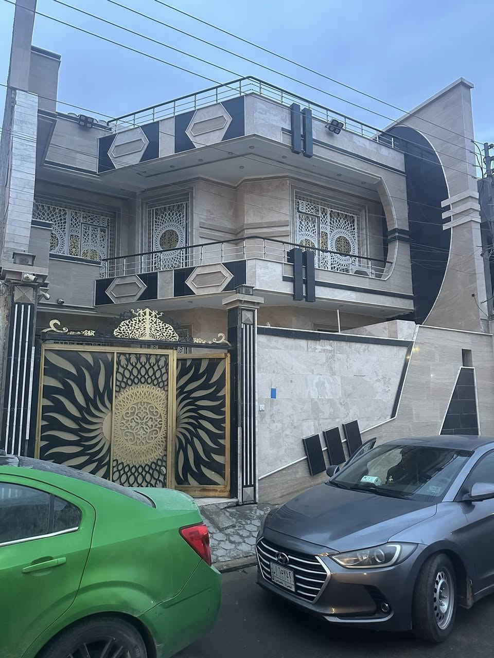 يوجد دار البيع مساحه 200 م البصره حي الزهور مقابل طب العدلي تفاصيل الدار 4غرف وصاله عدد2 وستقبال مطبخ حار وبارد وحمامات 4الاستفسار عن السعر الاتصال على الرقم ***********
