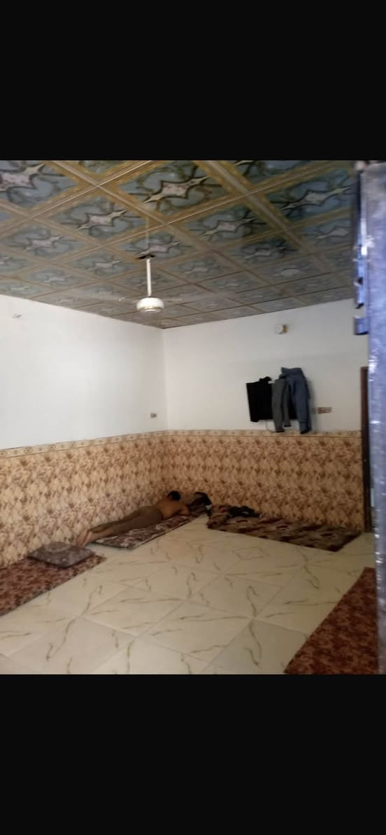 بيت  100 متر كونكريت  طابقين زراعي سند 117 للبيع كول الخدمات متوفره ماء الابي بالباب مجاري محولة كهرباء جديدة البيت طابق الاول براني +مطبخ +صالة +غرفة +صحيات داخليه وخارجيه طابق الثاني صاله و 3 غرف نوم وحدة كامله واثنين والصالة عوزهن لبخ البيت يصلح للزوار بي 4 العنوان كربلاء شبانات قرب دار الايتام والحولي ابو مهدي المهندس ال 100 يبعد عن الامام 4 كيلو السعر 37 مليون بي مجال قليل للاتصال ‭***********‬
