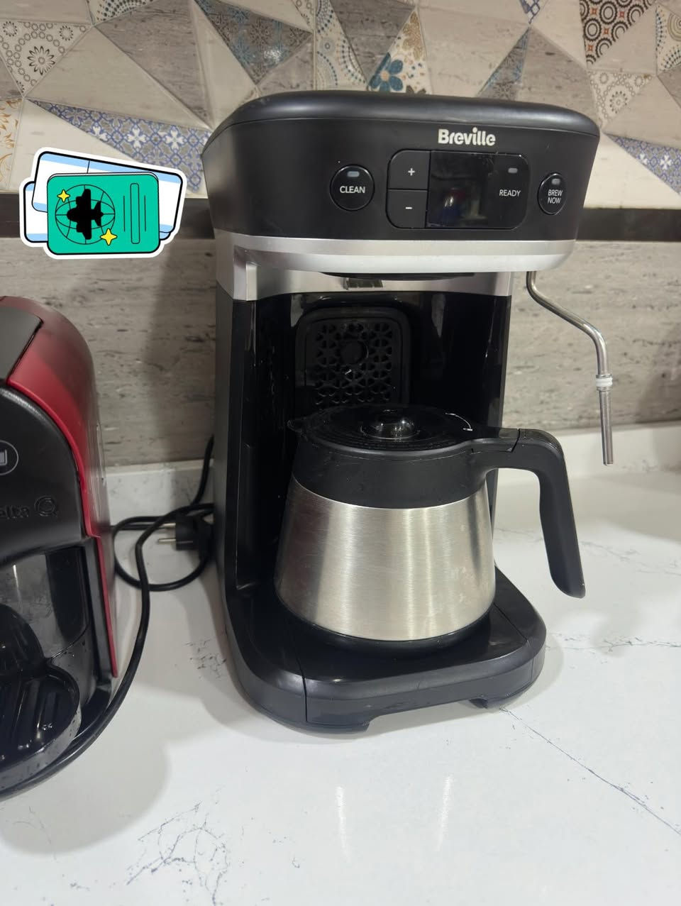 السلام عليكم
اجهزة قهوة ثنين الاولى من ماركة breville صير فلتر واسبريسو 
تحتوي على ابريق حراري يحضر ١٠ اكواب من القهوة المقطره لكن ينقصها فلتر التقطير فقط وتحضر اسبريسو كوب اوكوبين وتصنع كابشينو واللاتية وبيها مزود بمرفق خفق الحليب للرغوه وتكدرون تضبطو على نوع القهوة الي تشربوها 
والجهاز الثاني 

ماكينة تحضير القهوة بالكبسولات طراز Delta Q Quick. 
التصميم: تتميز بتصميم مدمج وأنيق باللونين الأحمر والأسود، مثالي للمطابخ ذات المساحة المحدودة. 
سهولة الاستخدام: تعمل بنظام كبسولات فعال بزر واحد فقط، قابل للبرمجة لضبط حجم القهوة. 
التوافق: مصممة حصريًا للاستخدام مع كبسولات قهوة Delta Q. 
الطاقة: تعمل بقوة 1200 واط.


**إذا كنت صاحب هذا الإعلان وتريد حذفه لأي سبب، رجاءا أرسل رسالة إلى الدعم الفني**